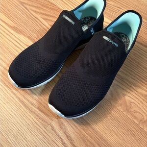 Skechers Womens slip in Black Hands Free Shoes, barely worn
